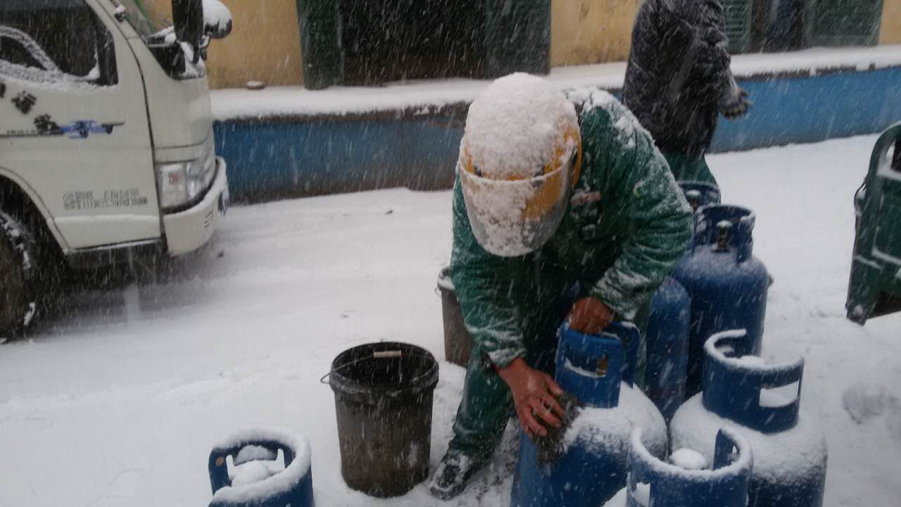 “世紀(jì)低溫”寒冬凌冽，運氣工人冒雪送瓶